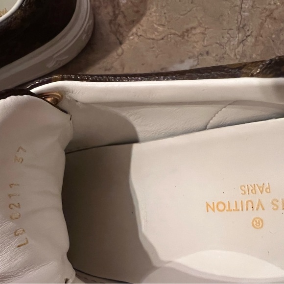Louis Vuitton authentic sneakers size 7 - Picture 8 of 8